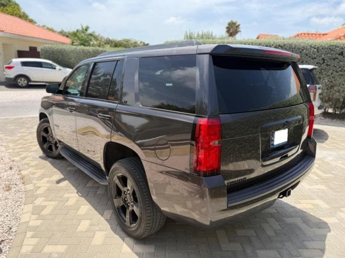 Chevrolet Tahoe photo 2